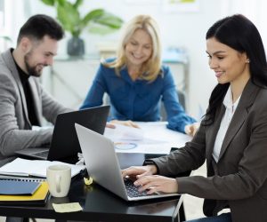 plano-medio-gente-feliz-trabajando